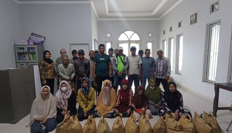 Pemkab Tanbu Salurkan Bansos Untuk Masyarakat Kurang Mampu