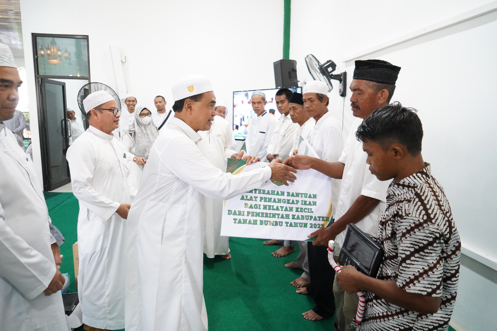 Bupati Zairullah Serahkan Bantuan Alat Tangkap Ikan Untuk Nelayan