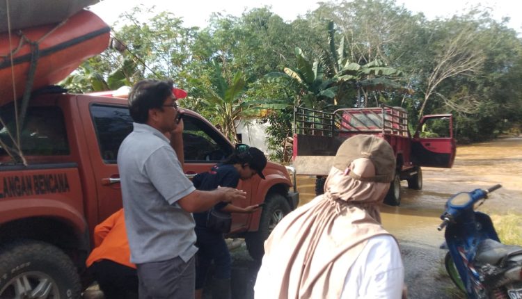 BPBD Tanbu Evakuasi Warga Terdampak Banjir Di Kecamatan Karang Bintang