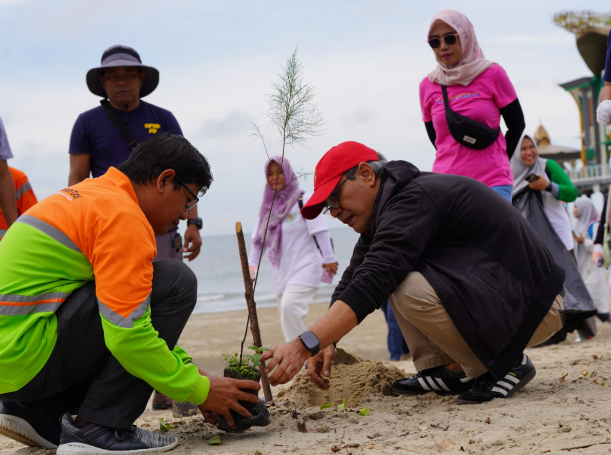 Hari Peduli Sampah Nasional Gelar Bersih-bersih di Pantai Pagatan