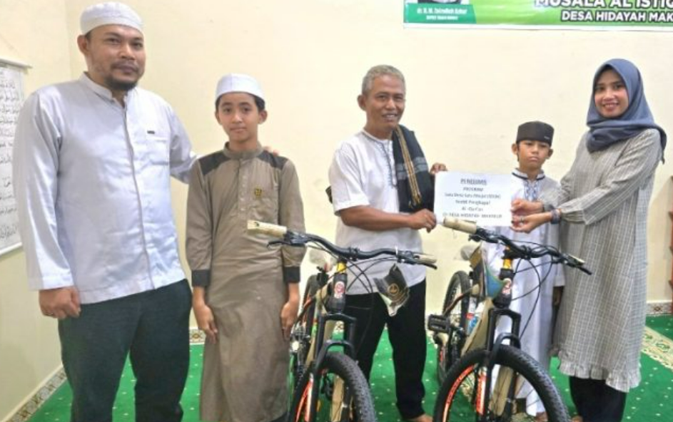 DLH Tanbu Dan Pemdes Hidayah Makmur Berikan Hadiah Sepeda Kepada Santri SDSM Binaannya