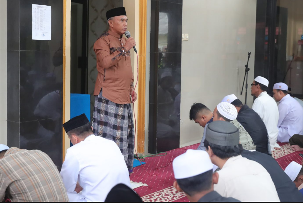 Wakil Bupati Muh Rusli Sholat IED di Mushola Al Madani Pelita 5