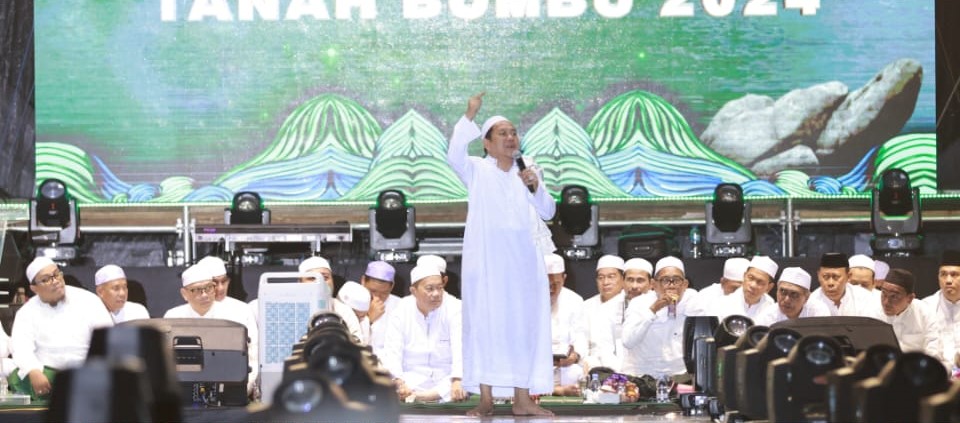 Guru Udin Di Banjiri Ribuan Warga Tanbu Pada Pesta Pantai Mappanre Ri Tasi’e