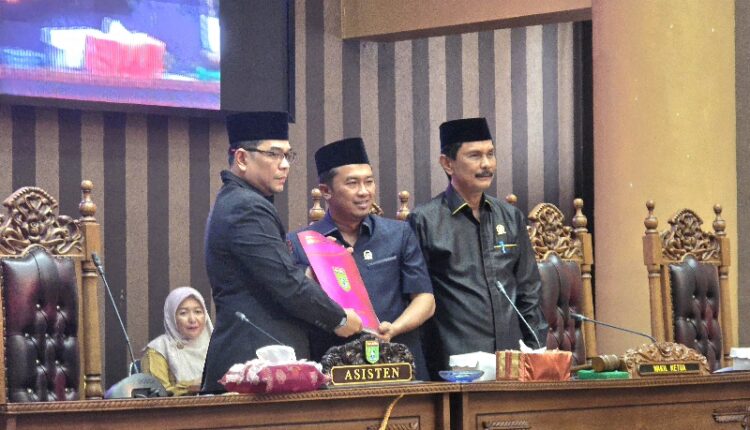 Eksekutif Sampaikan Tiga Raperda Pada Rapat Paripurna Tanbu