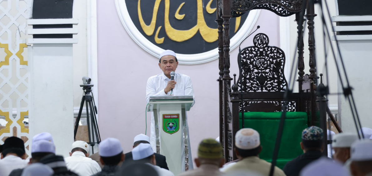 Bupati Zairullah Azhar Laksanakan Sholat Idul Adha Sekaligus Open House