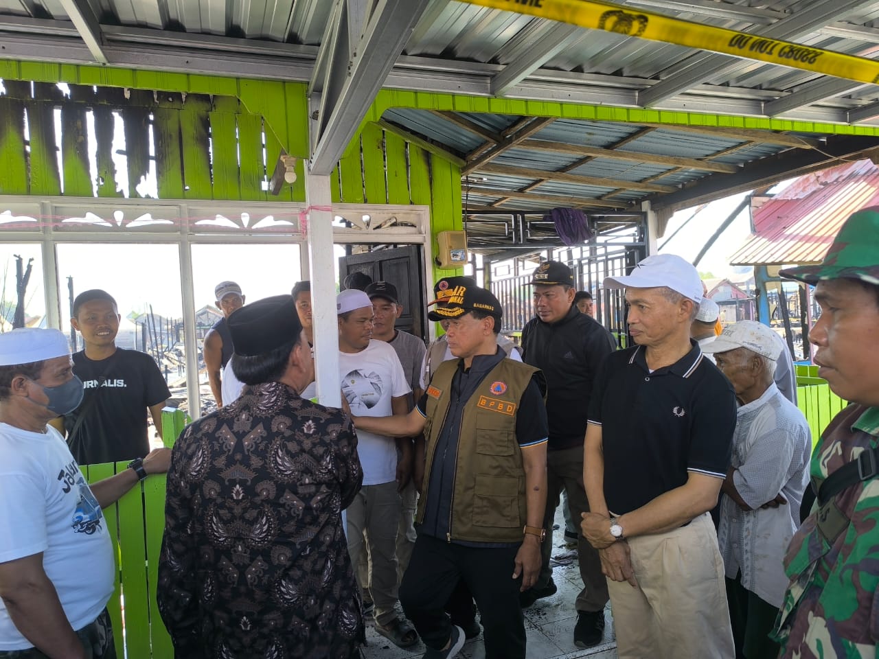 Bupati Tanah Bumbu Tinjau Korban Kebakaran di Jalan Borneo