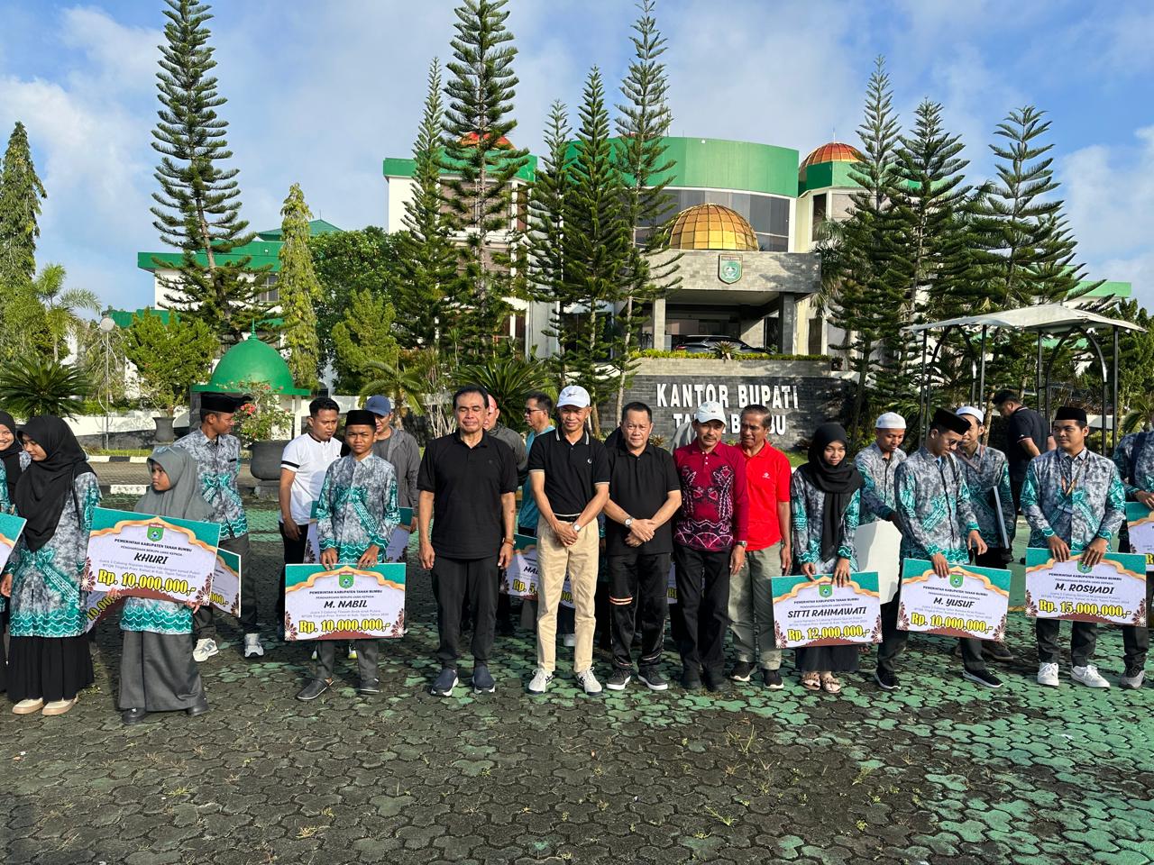 Penyerahan Hadiah Peserta MTQ Oleh Bupati Tanbu