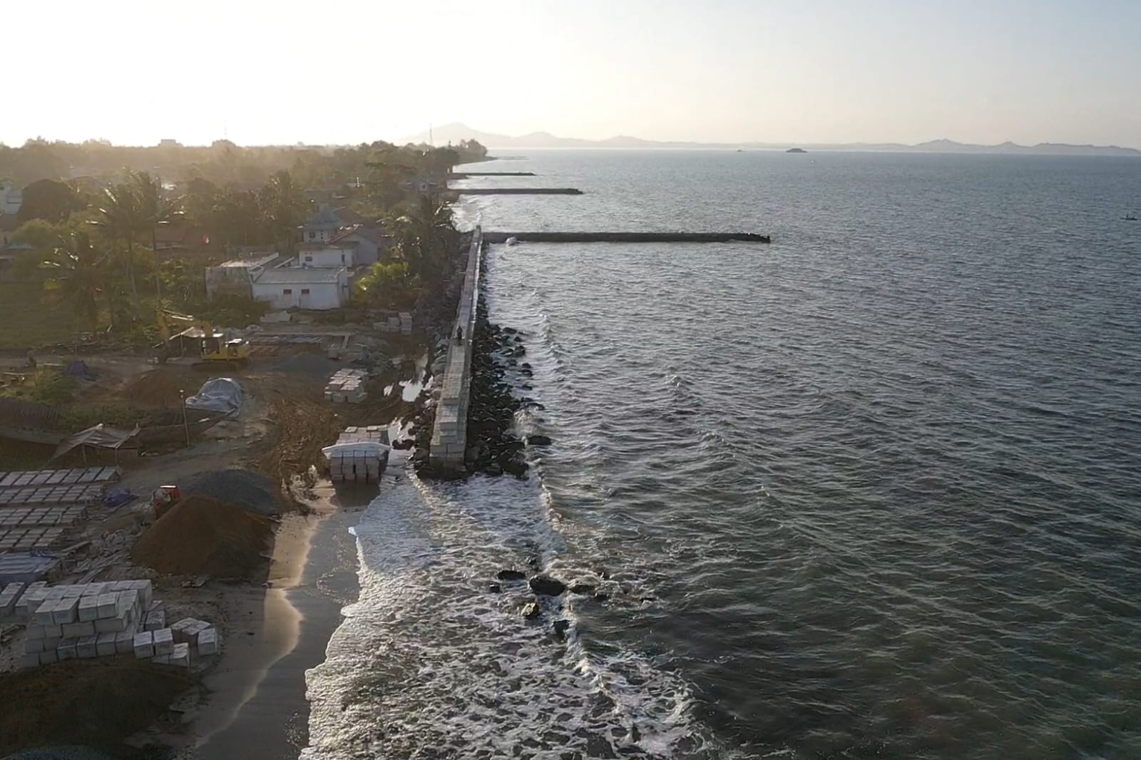 Cegah Abrasi, Pemkab Tanah Bumbu Bangun Pengaman Pantai Pagatan