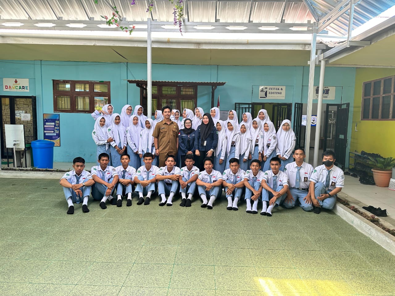 Pembelajaran Dasar Tentang Produksi dan Siaran Program Televisi Kepada SMKN 2 Simpang Empat