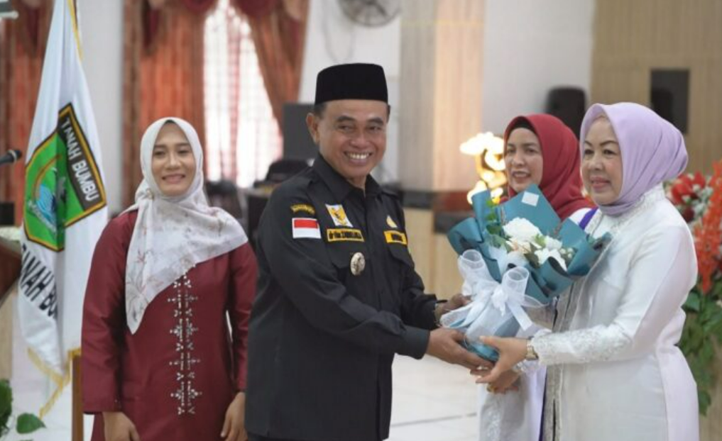 Momen Hari Ibu, Zairullah Serahkan Buket Bunga Kepada Tiga Perempuan Inspiratif