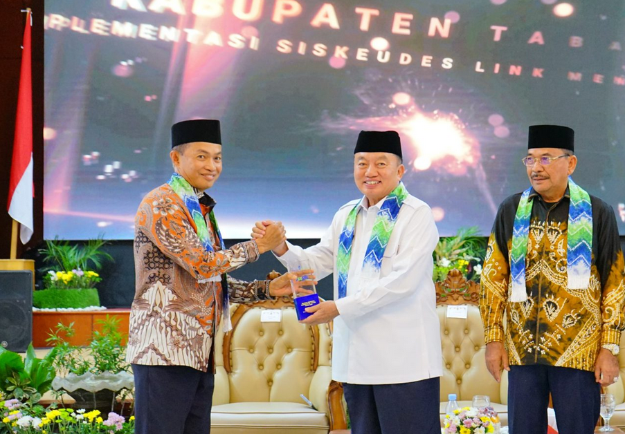 Penyerahan DIPA dan TKD Tahun Anggaran 2025, Tanah Bumbu Raih Penghargaan Siskeudes Terbanyak se-Kalsel Tahun 2024