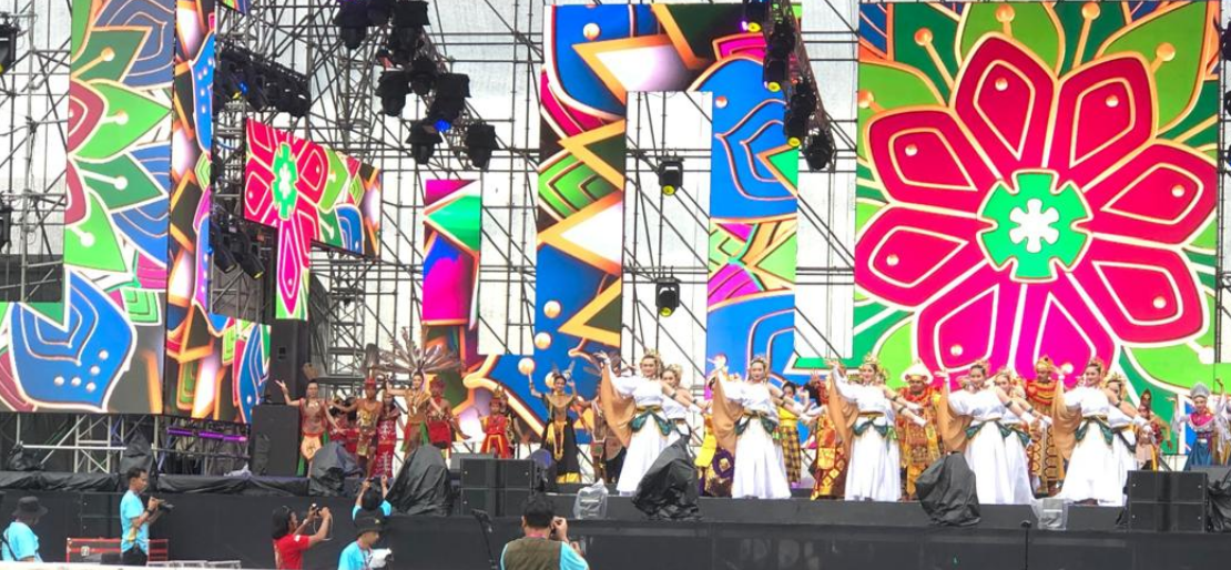 Tari Danumahasur dan Hinak Bujang Binaan Disbudporapar Tanah Bumbu Ramaikan Opening BATFEST 2024