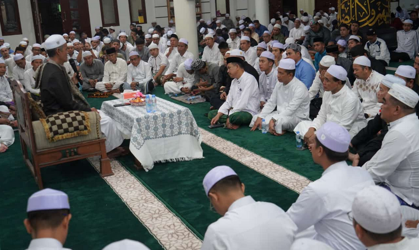KH Fakhruddin Nur Kuala Tungkal Jambi Berikan Ceramah Agama di Majelis Lailatul Jumat Tanah Bumbu