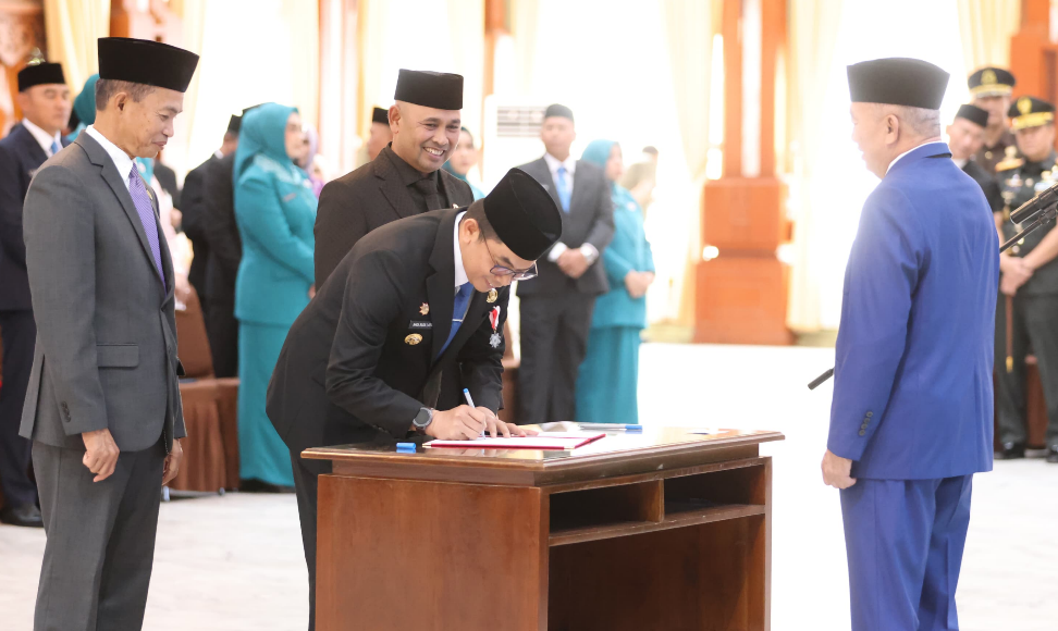Bupati Tanah Bumbu Terima SK Pengesahan dan Pengangkatan Kepala Daerah Periode 2025-2030
