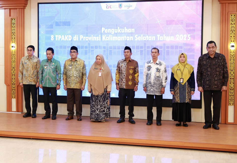 Bupati Tanbu Hadiri Pengukuhan Tim Percepatan Keuangan dan Akses Daerah (TPKAD)