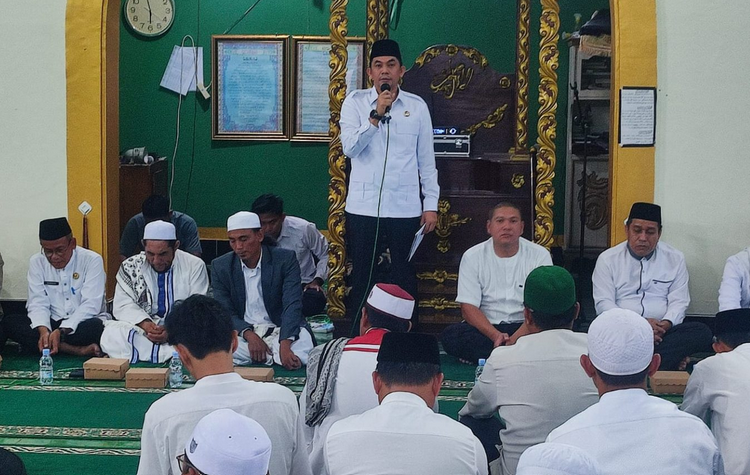 Bupati Andi Rudi Latif Berikan Bantuan Kepada Anak-anak Tahfidz Al-Qur’an, Dai Daerah, Karpet dan Marbot Masjid