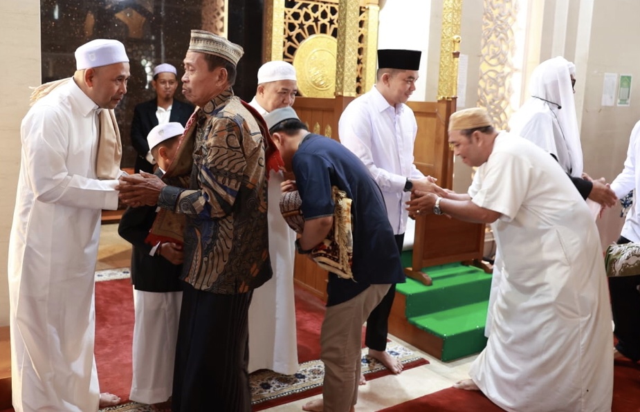 Bupati dan Wakil Bersama Warga Laksanakan Sholat Idulfitri di Masjid Agung Al-Falah