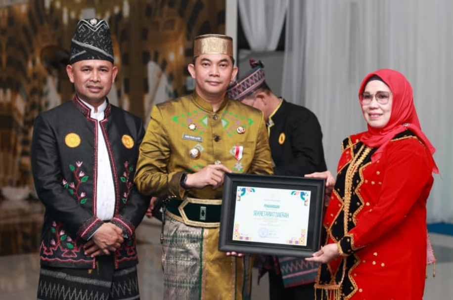 Berikut Penghargaan AKIP Untuk SKPD Berprestasi yang di Bagikan Langsung Bupati Tanah Bumbu