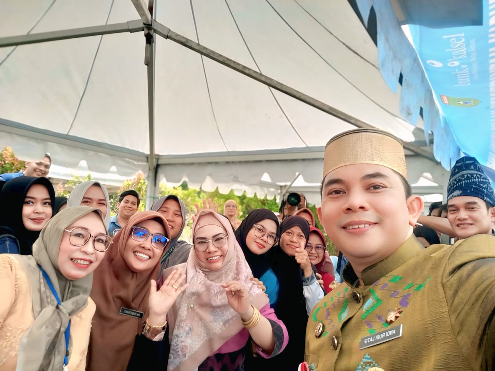 Bupati Andi Rudi Latif Berselfie Serta Berkeliling Untuk Meninjau Stand UMKM Pada Rangkaian HUT Tanbu ke-22