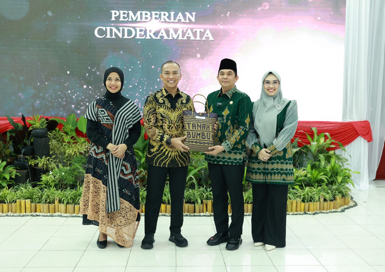 Cinderamata Bupati Tanbu Untuk Komandan Kodim 1022