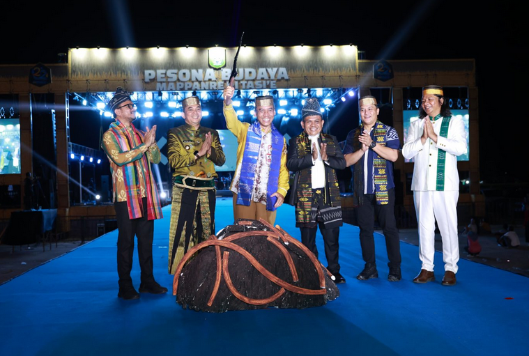 Pesona Budaya Mappanre Ri Tasi’e dan Expo Tanah Bumbu 2025 Resmi Dibuka