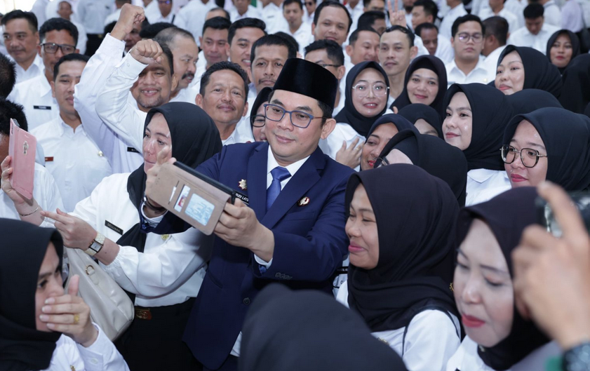 Bupati Andi Rudi Latif Serahkan SK Pengangkatan CPNS dan PPPK Tahun Formasi 2024