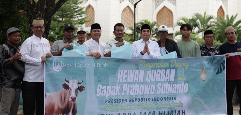 Bupati Andi Rudi Latif Salurkan Langsung Daging Kurban Bantuan Presiden Prabowo Subianto