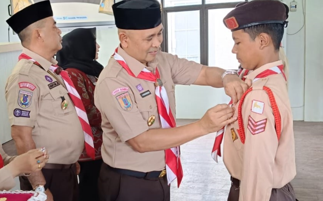 Wabup H. Bahsanuddin Sematkan TISKA kepada Kontingen Pramuka Tanah Bumbu