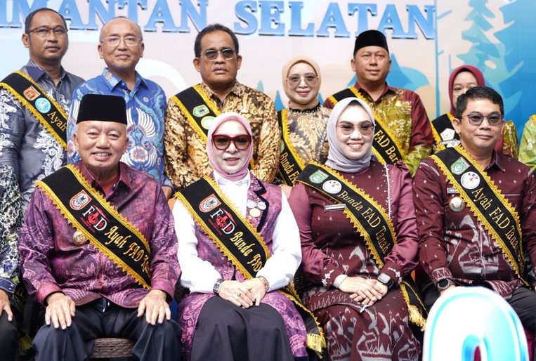 Bupati Tanah Bumbu Beserta Istri Dikukuhkan Sebagai Ayah dan Bunda Forum Anak Daerah