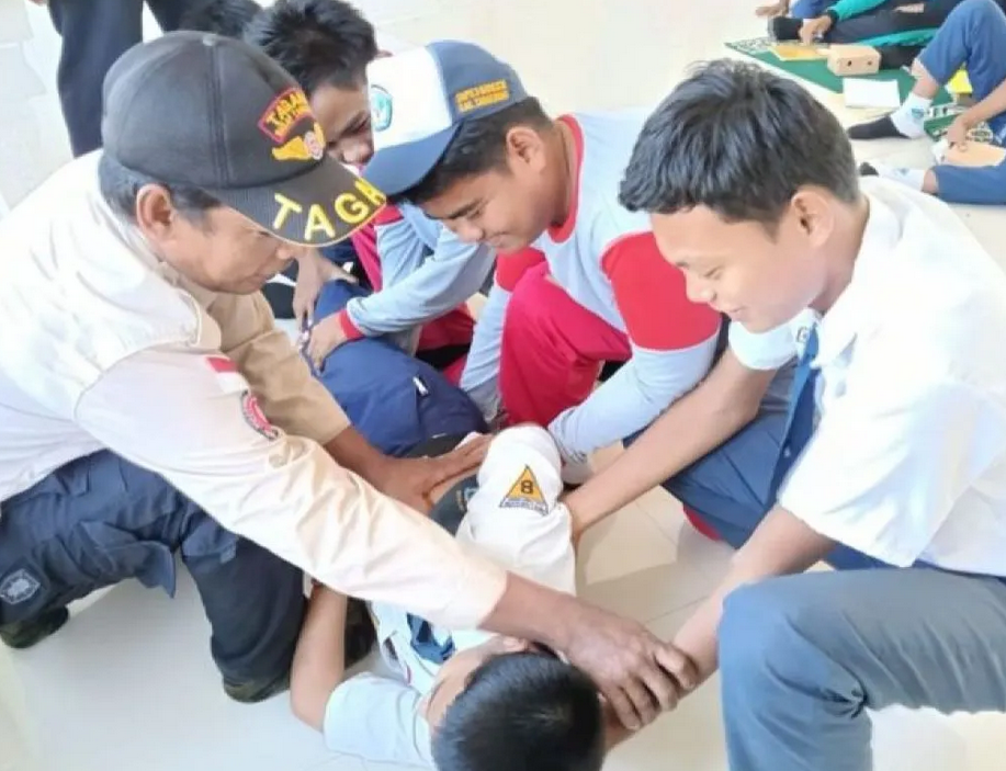 Dibawah Komando Dinas Sosial Tanbu, Taruna Siaga Bencana (Tagana) Masuk Sekolah