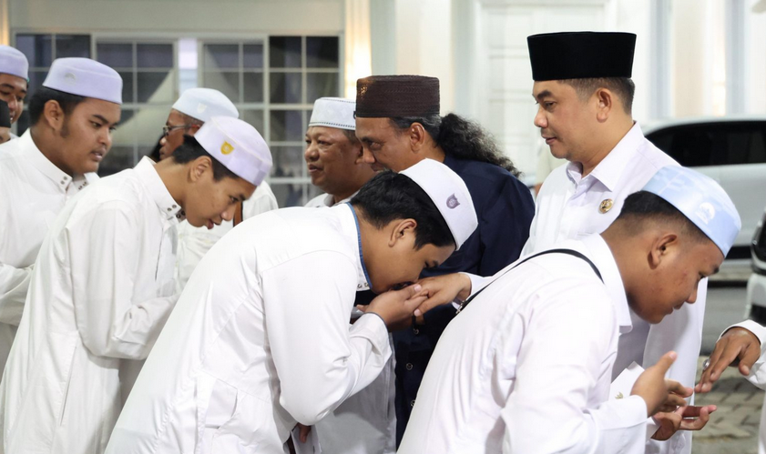 Pemkab Tanbu Awali Safari Ramadan Dengan Santunan Bagi Anak Yatim, Piatu, dan Dhuafa