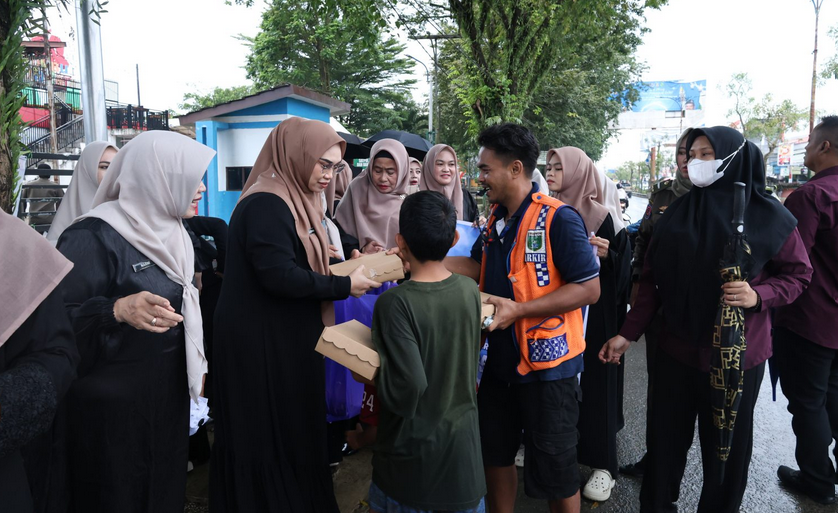 Berkah Ramadan TP PKK dan Dekranasda Tanah Bumbu Tebar Kebaikan di Batulicin