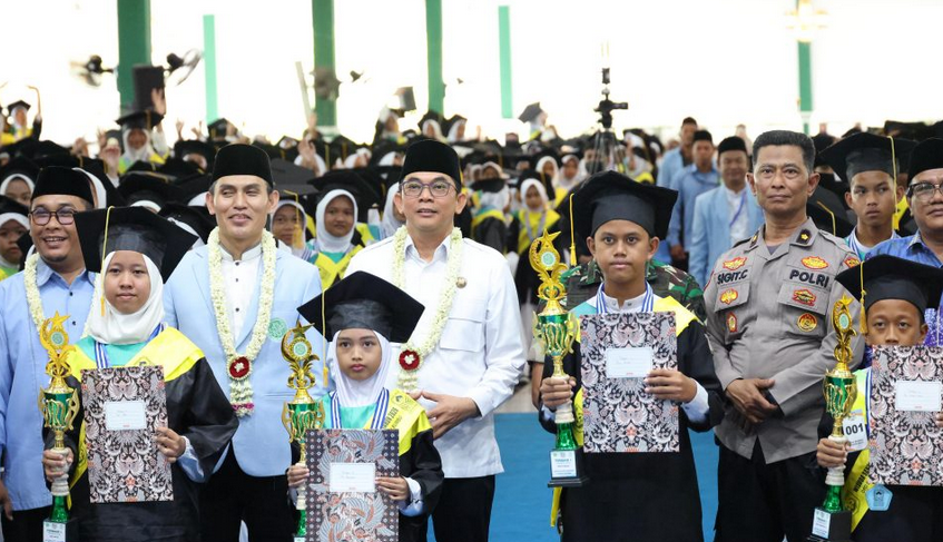 Bupati Andi Rudi Latif Wisuda 1.200 Santri TKA-TPA, Tegaskan Pentingnya Generasi Qur’ani